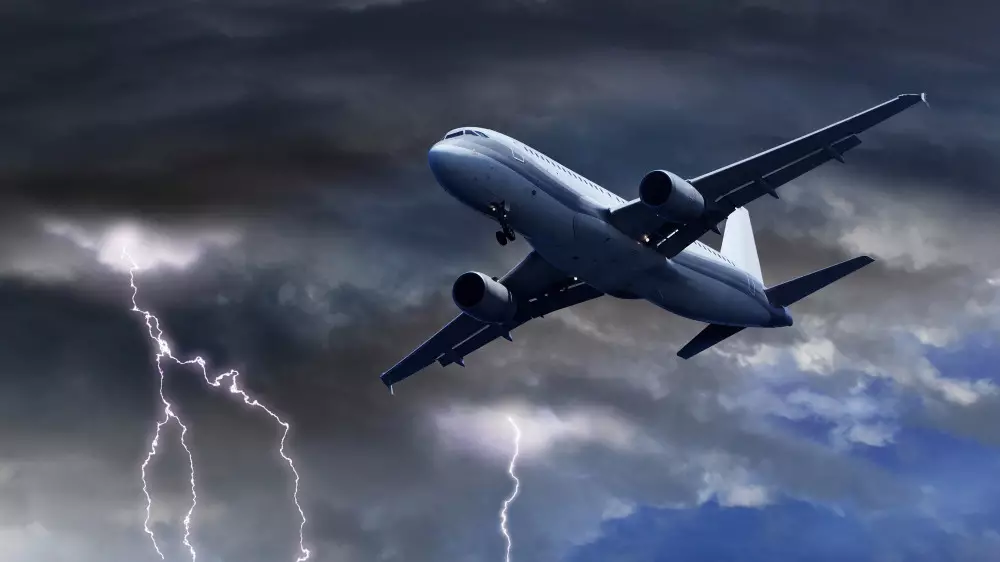 В самолет с пассажирами на борту ударила молния во время полета