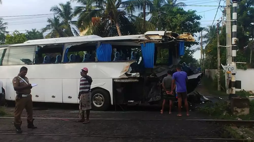 Автобус с туристами врезался в поезд в Шри-Ланке