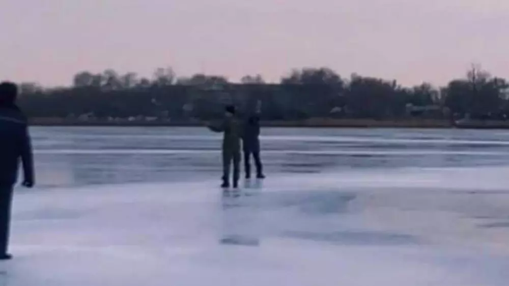 Мужчина выбрался на лед и начал кричать, что хочет утопиться в Костанайской области
