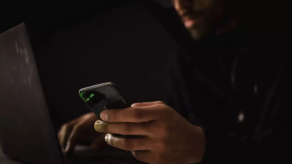 Подделывают голоса родных с ИИ: о новой схеме телефонных мошенников предупредил Нацбанк