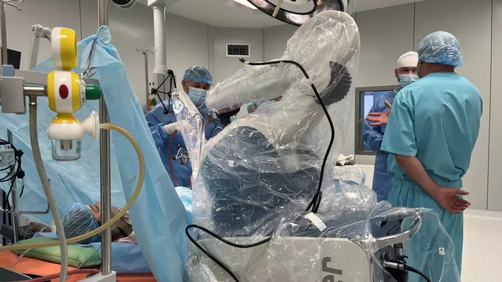 "Человек настолько точно не увидит": робота-хирурга впервые подключили к операции в Астане