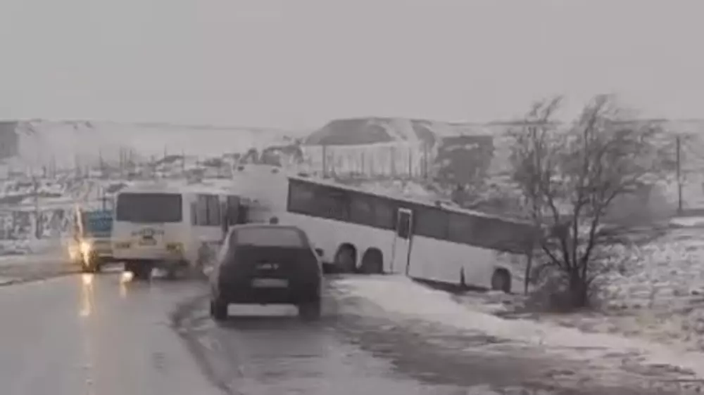Автобусы с людьми съехали с трассы в Павлодарской области