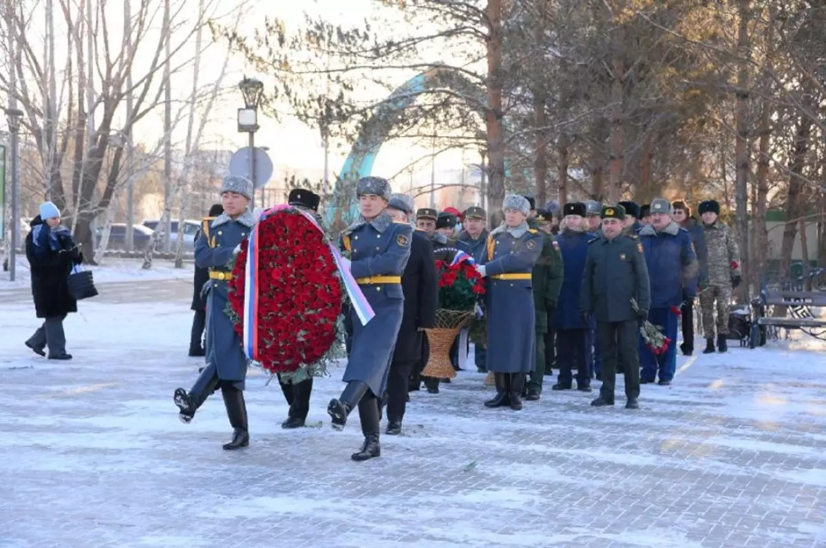 Астанада генерал Панфиловтың ескерткішіне гүл шоқтары қойылды