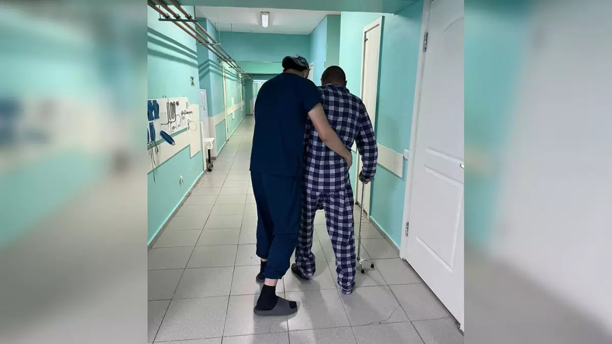«Приехал на каталке, а ушел из больницы на своих ногах» - врачи спасли пациента от инвалидности в Алматы