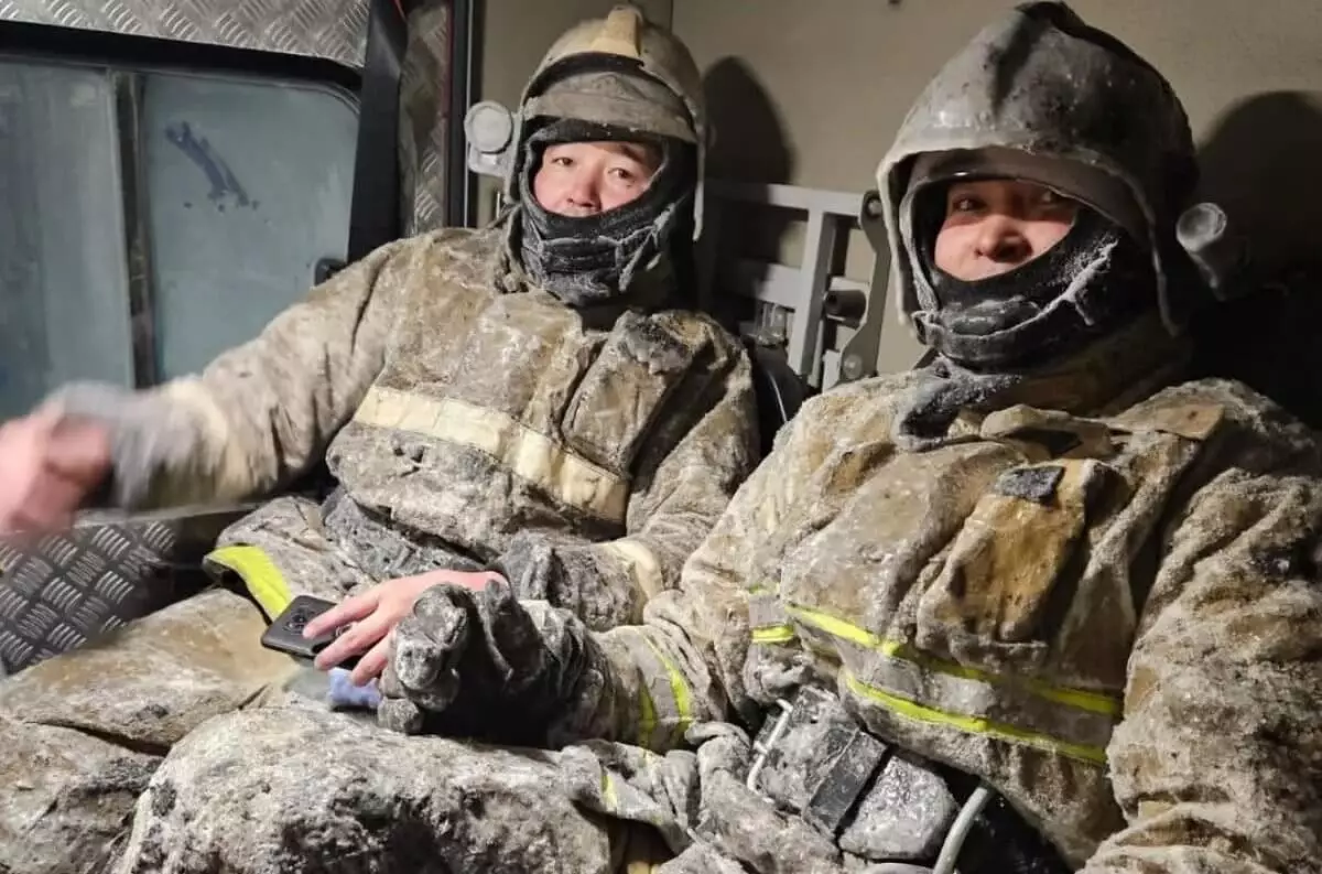 Пожарных в обледенелой экипировке сняли на фото в Акмолинской области