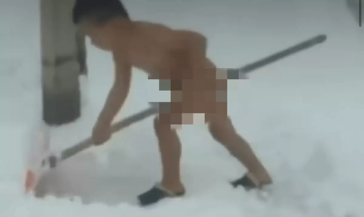 "Будущий аким": голышом убирающий снег малыш рассмешил казахстанцев