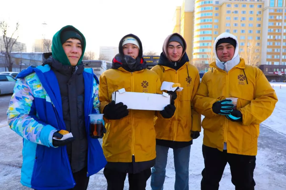 Астаналық еріктілер аязды күндері ыстық шай мен бауырсақ таратты