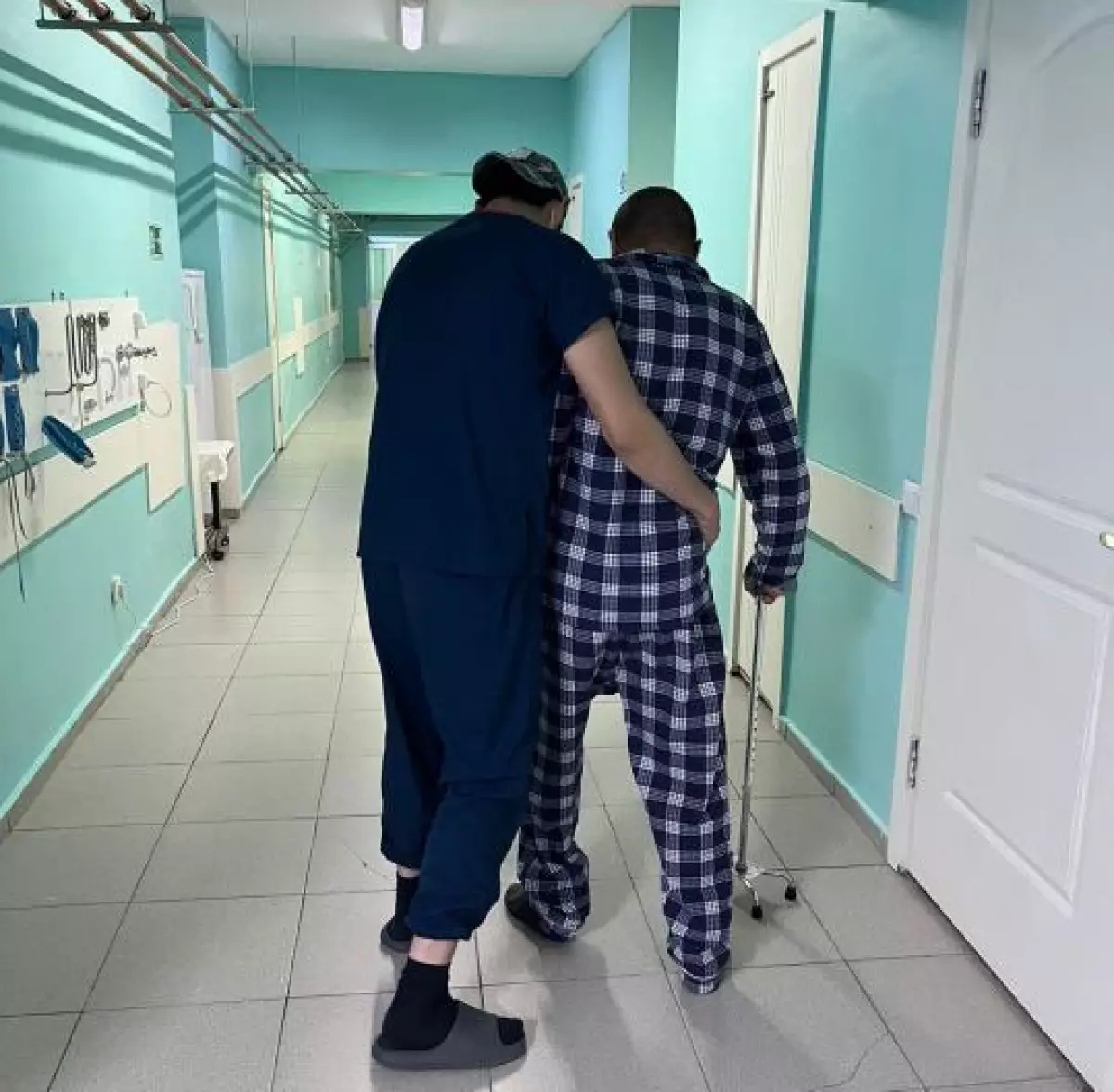 Алматинские врачи вернули пенсионеру возможность передвигаться