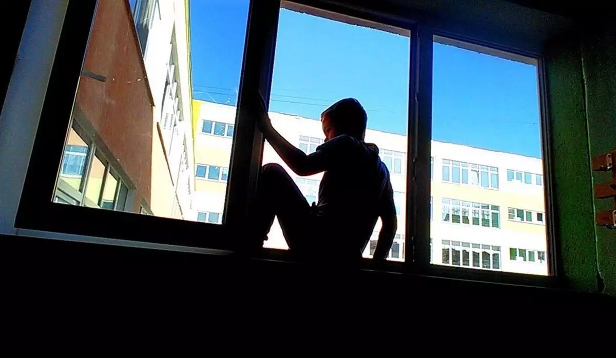 11-летний мальчик выпал из окна многоэтажки в Уральске