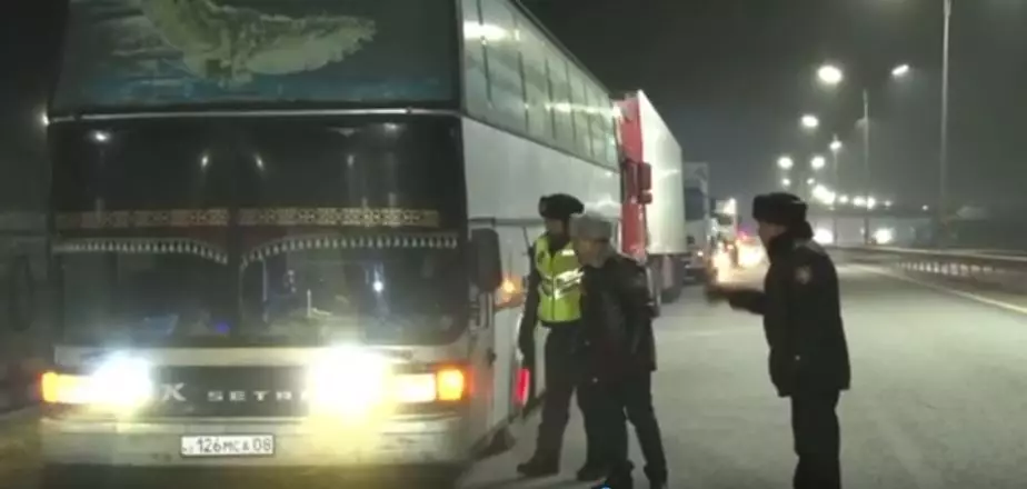 Без еды и денег: иностранцев, замерзших на трассе, выручили полицейские