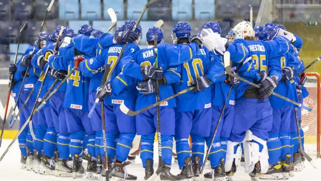 Казахстан после победы вышел в лидеры молодежного ЧМ по хоккею