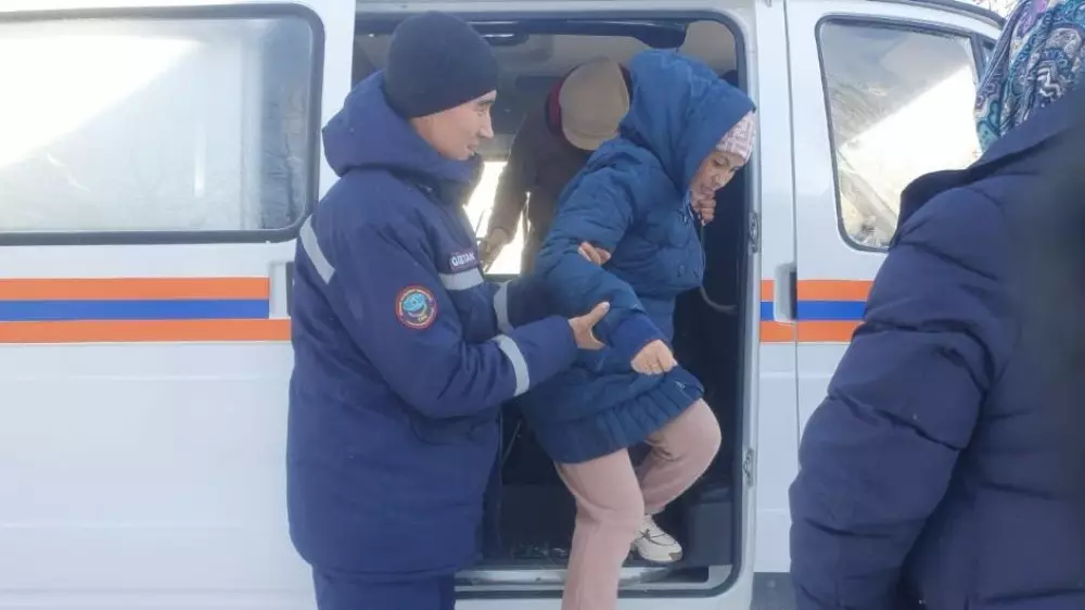 Морозы в Казахстане: как спасают людей, оставшихся на трассе