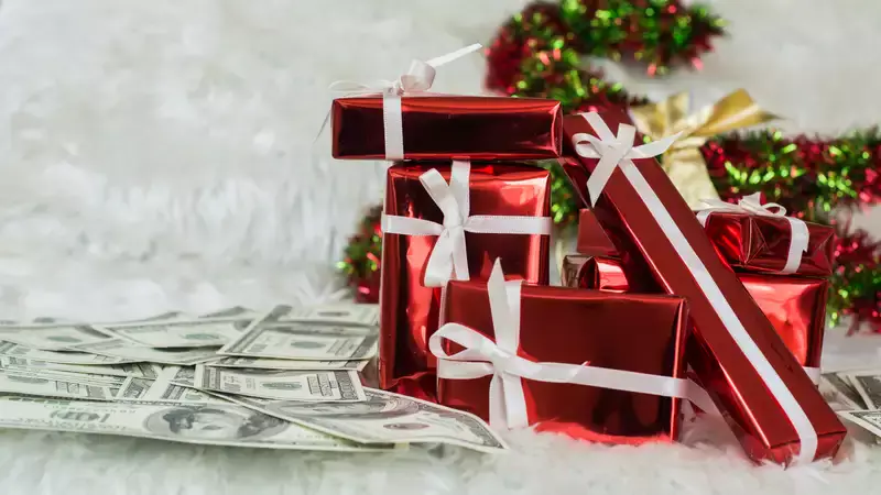 Сколько казахстанцы планируют потратить на новогодние подарки