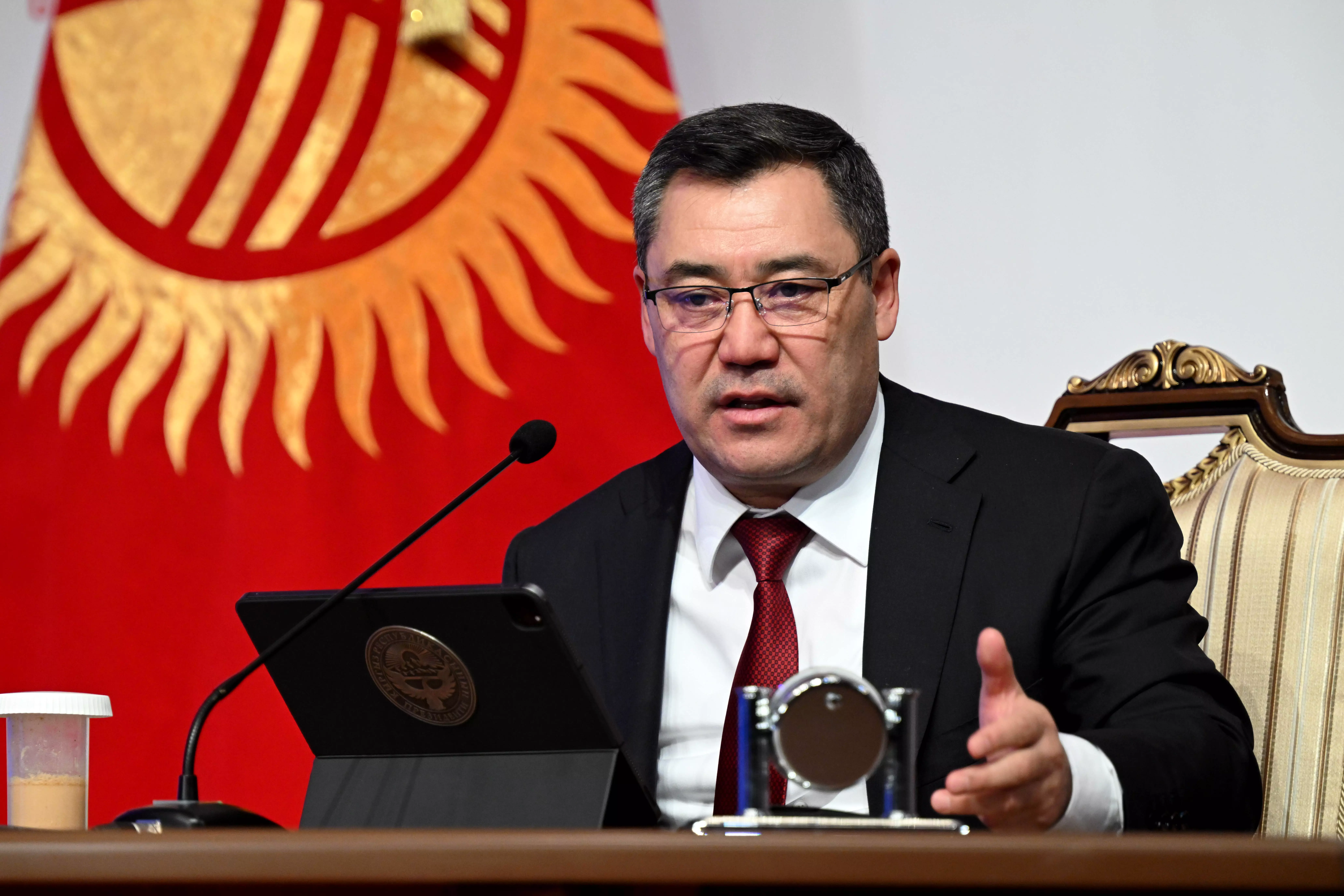Kyrgyz parliament approves bill to “correct” national flag