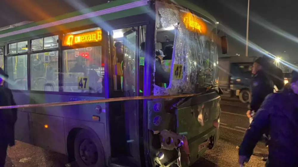 Алматыда автобус жүргізушісі соққыға жығылған сәттің видеосы тарады