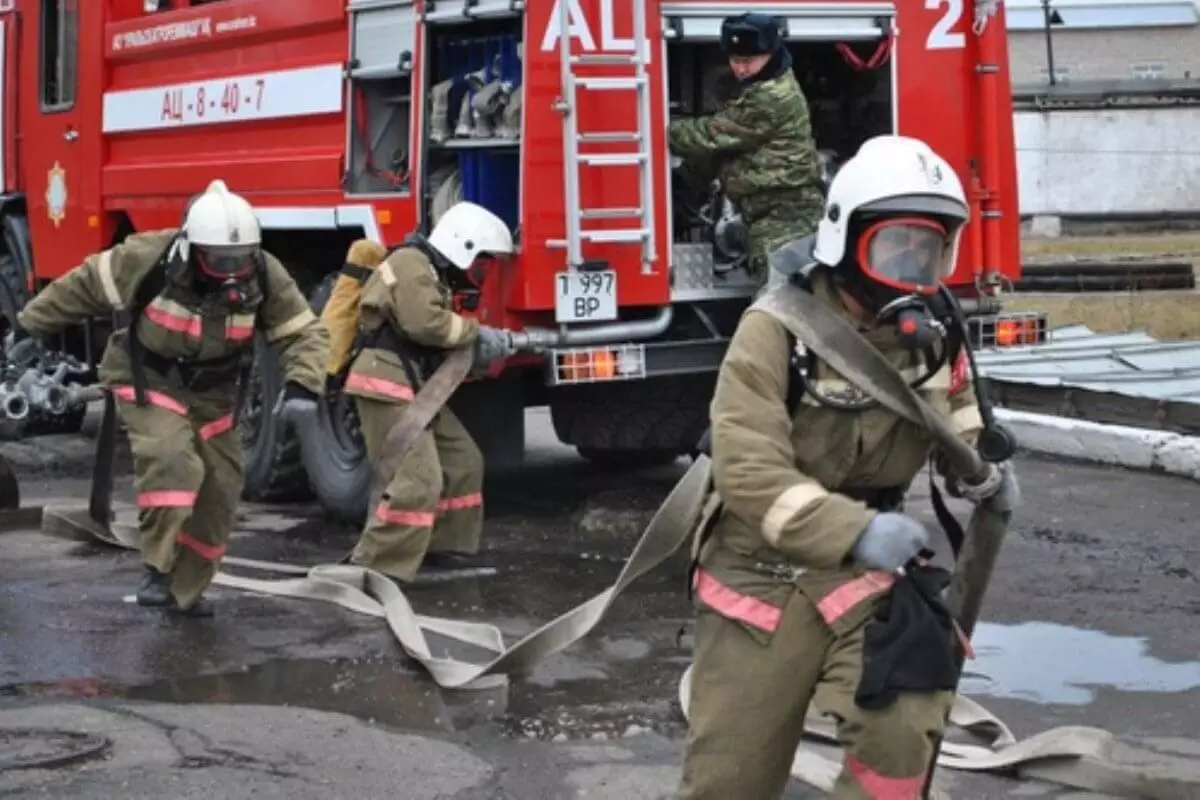 Серьезный пожар в Есике уничтожил несколько торговых точек (ВИДЕО)