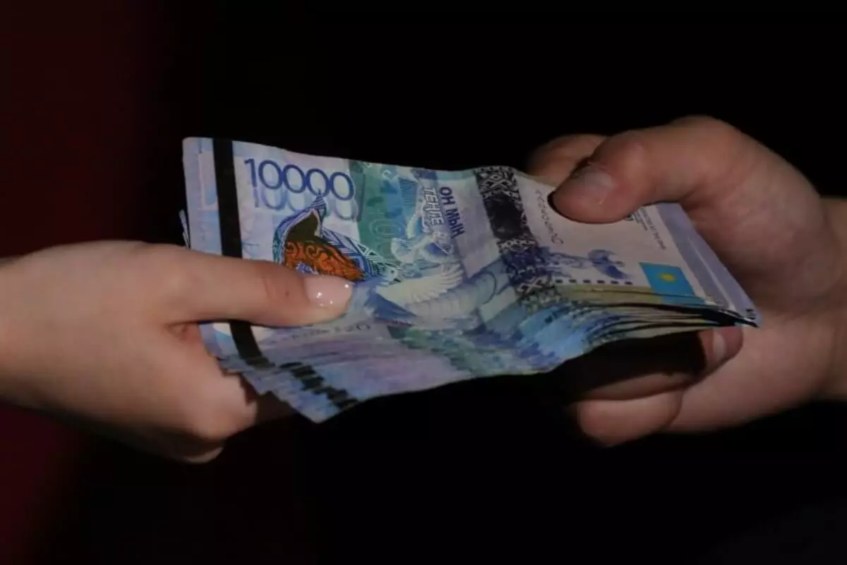 Деньги пытались передать заключенному в колонию в Уральске