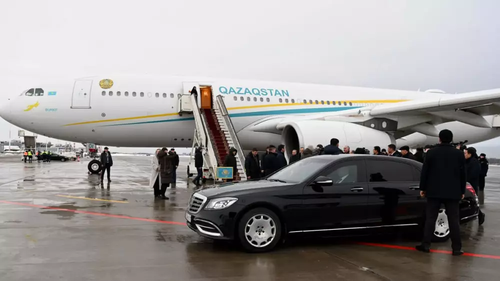 Президент Токаев прилетел в Санкт-Петербург