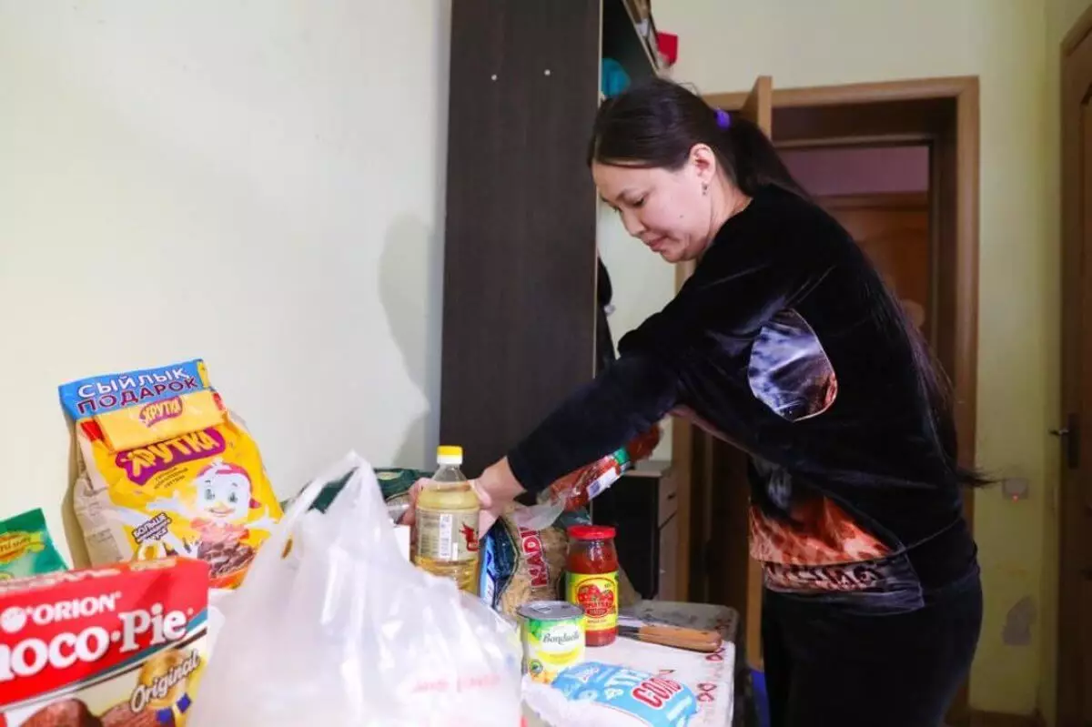«10 добрых дел»: в Астане раздают продуктовые корзины нуждающимся