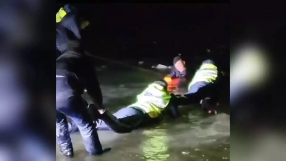 Женщина и мужчина провалились под лед в Атырау (ВИДЕО)