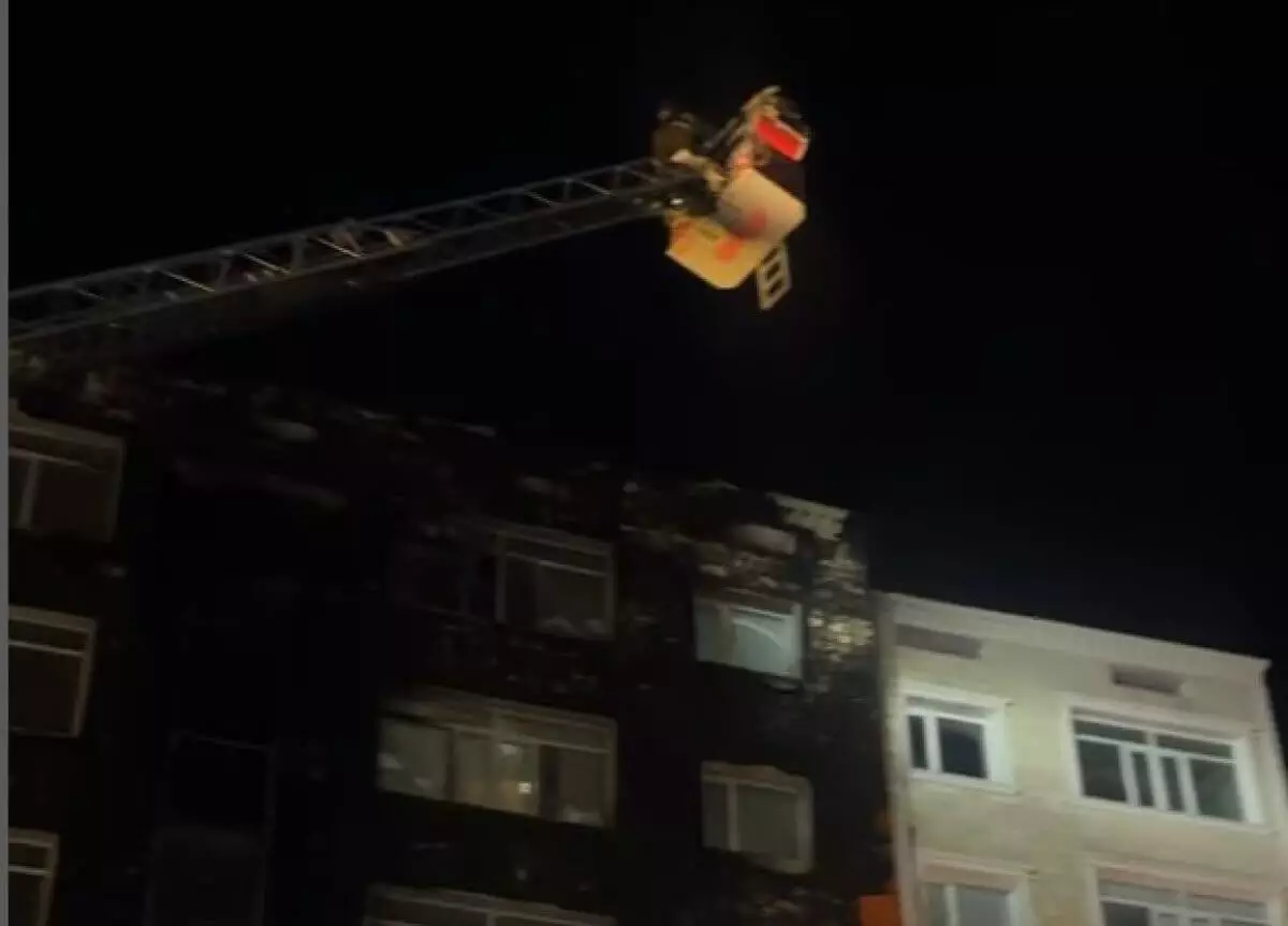 Шестиэтажный факел: ​обшивка высотного дома вспыхнула в Актау (ВИДЕО)