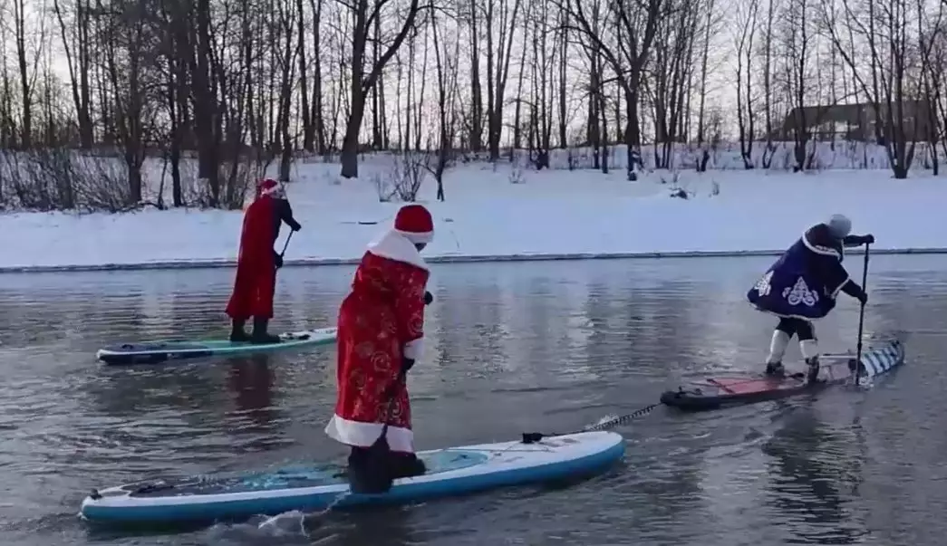 Деды Морозы устроили заплыв в ледяной воде на сапбордах