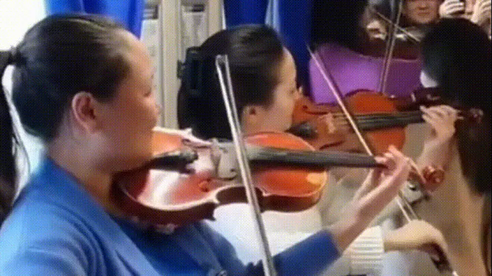 Скрипачки устроили концерт в поезде Караганда-Омск