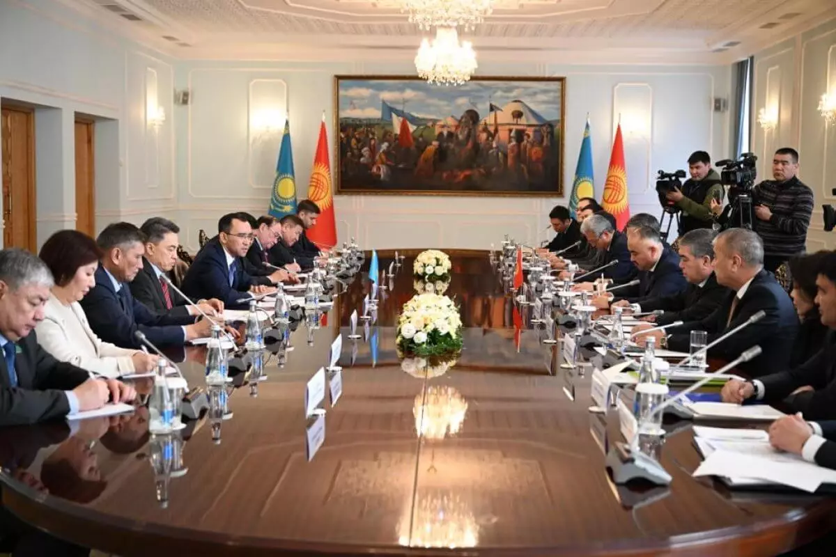 Об укреплении связи между приграничными областями Казахстана и Кыргызстана высказался Ашимбаев