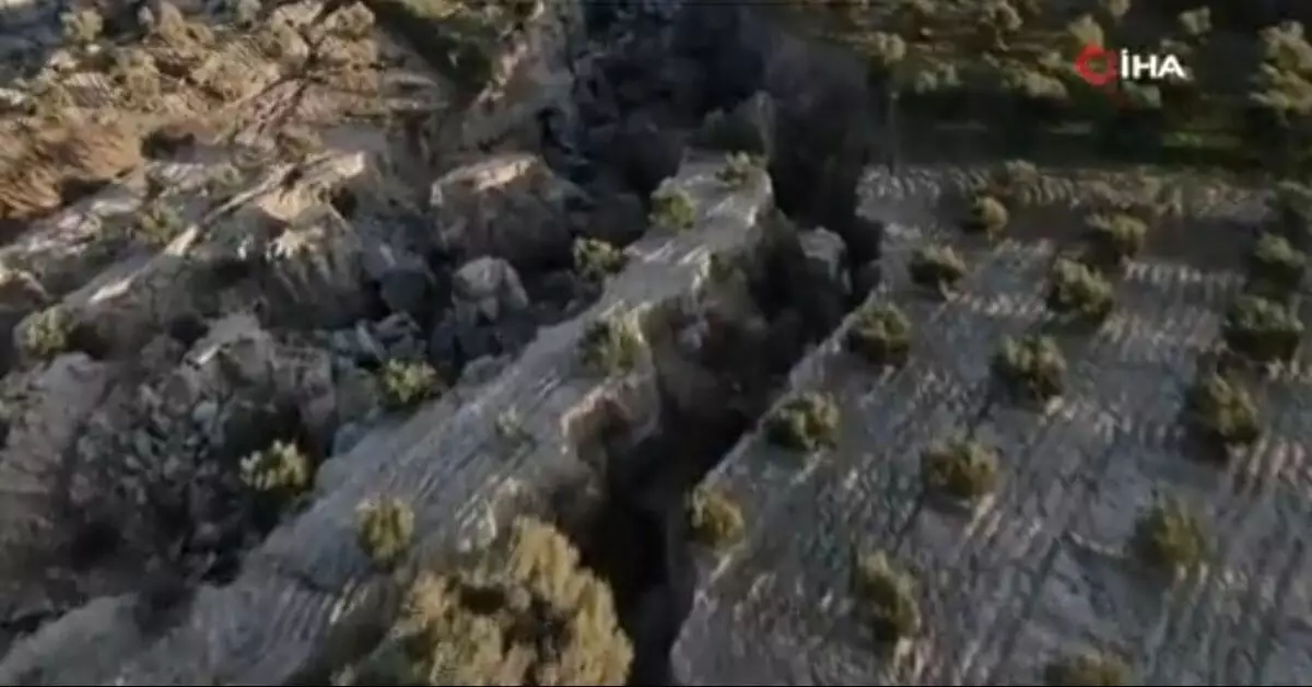 Түркияда жер сілкінісінен кейін үлкен көлемдегі жарық пайда болды - видео