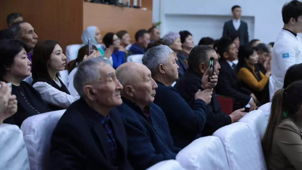 Казахстанские партии продолжают встречи с избирателями в регионах