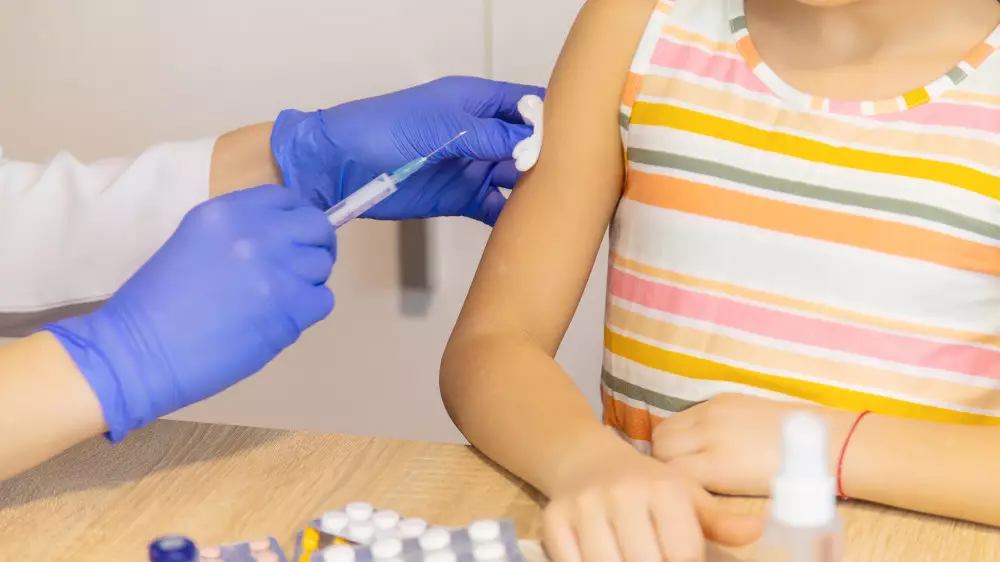 Вакцинация девочек: как связаны вирус папилломы человека и рак шейки матки, объяснила онколог