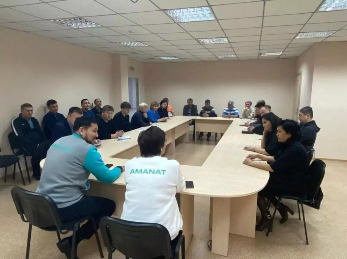 Кандидаты от AMANAT провели встречу в теннисном центре Караганды