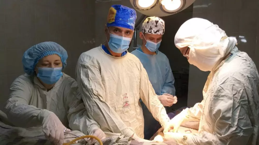 Раздробленную в тестомесе руку спасли девушке костанайские врачи