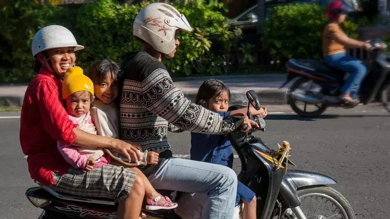 Туристам запретили ездить на мопедах на Бали