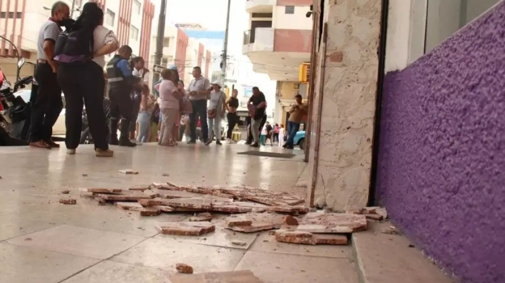 Есть погибшие: Землетрясение магнитудой 6,9 произошло в Эквадоре