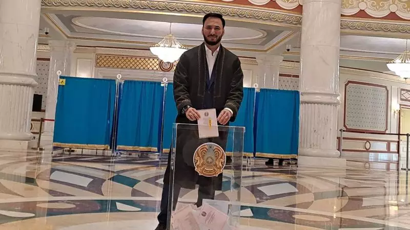 Лидер партии Respublika Айдарбек Кожаназаров пришел на выборы в чапане