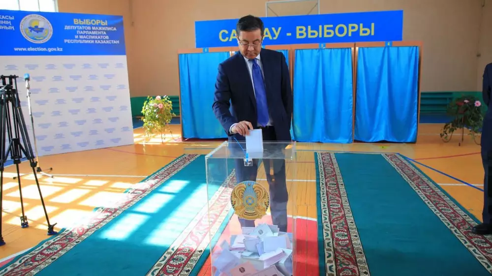 Аким области Абай Нурлан Уранхаев проголосовал на выборах