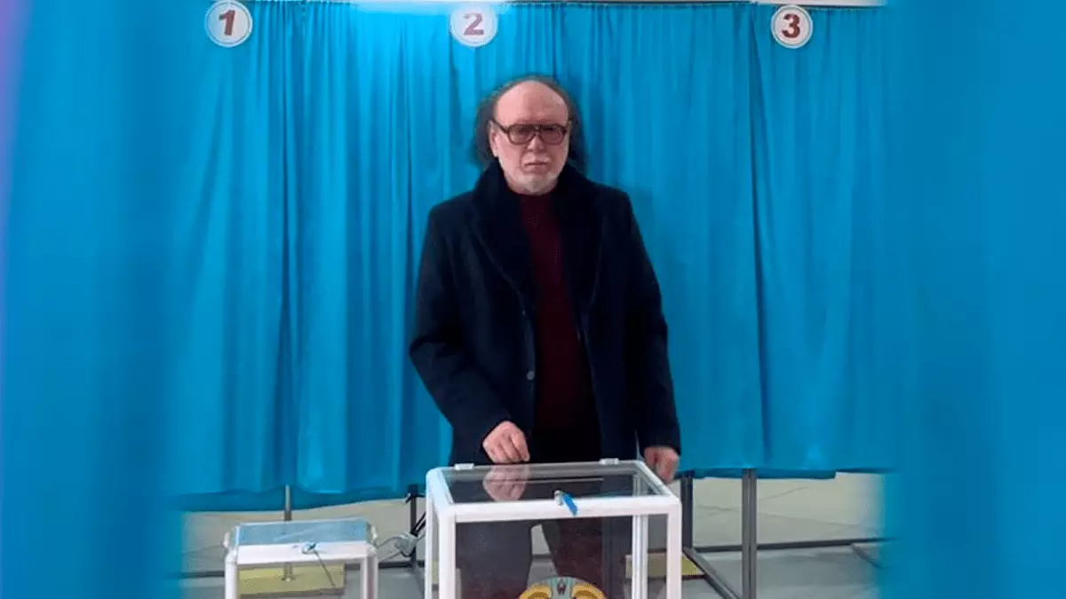 Солист ансамбля «Дос-Мукасан» Мурат Кусаинов проголосовал в Алматы