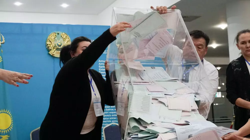 Завершилось голосование на всех участках в Казахстане