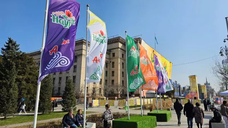 Алматинцы отмечают Наурыз: на площади "Астана" с утра началась праздничная торговля