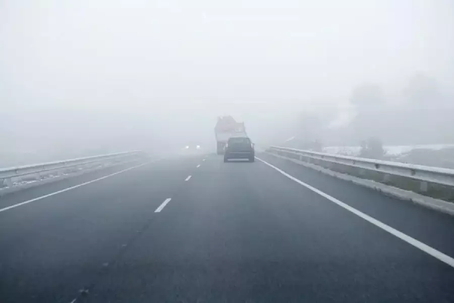 Из-за густого тумана на трех участках республиканских трасс ограничено движение