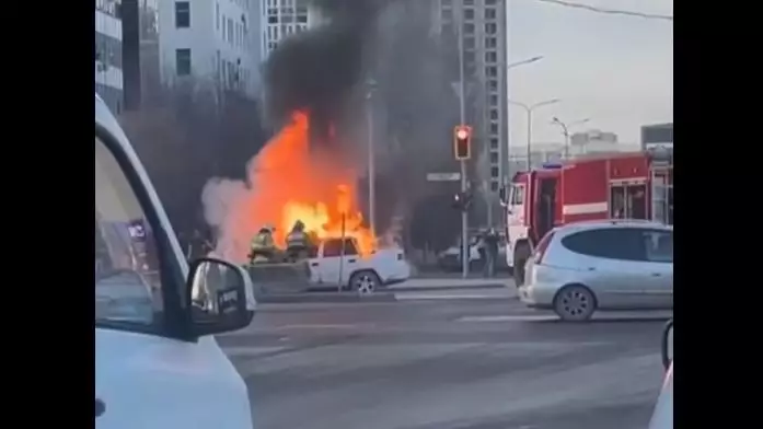 В Астане посреди дороги загорелся автомобиль Daewoo Nexia
