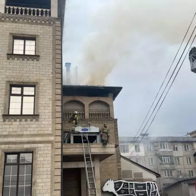 В Алматы загорелось трехэтажное кафе