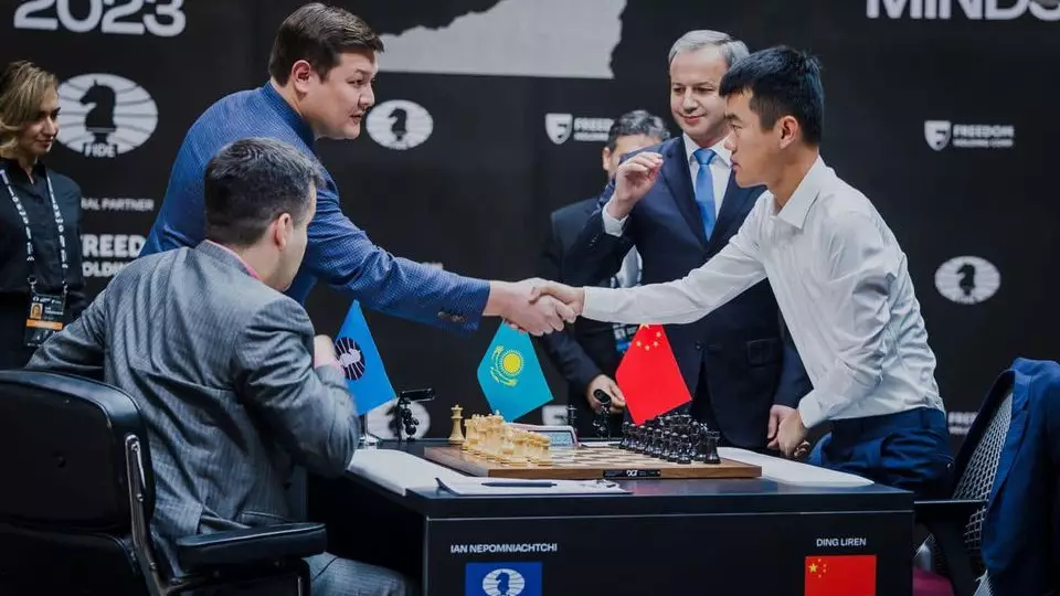Асхат Оралов сделал первый ход в матче за звание чемпиона мира по шахматам