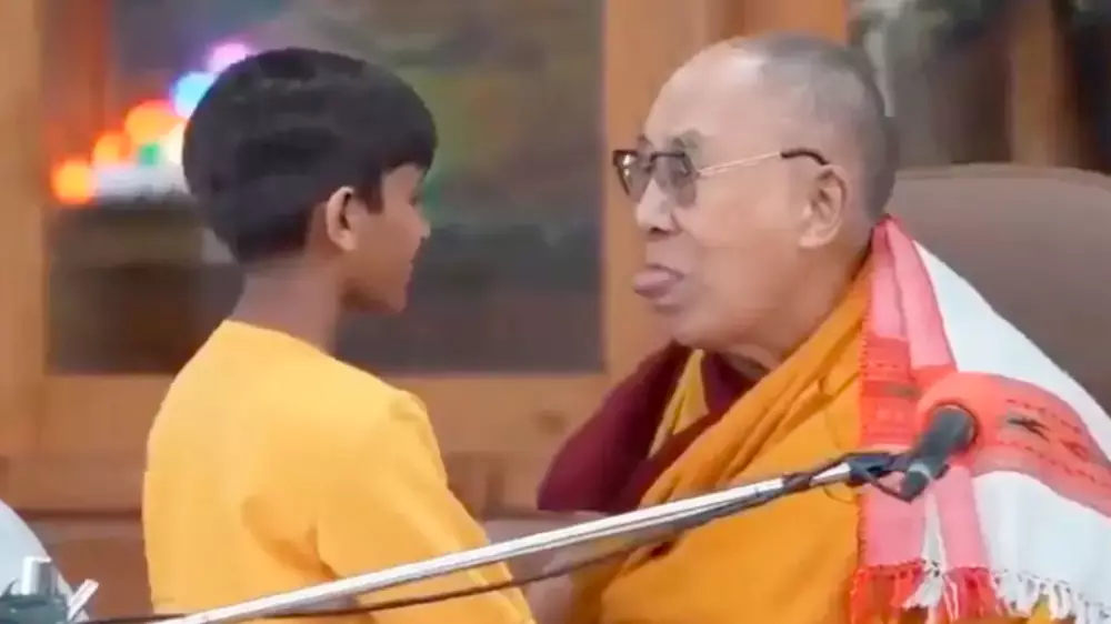 Далай-лама извинился за странный поступок: поцеловал мальчика в губы и предложил "пососать язык"