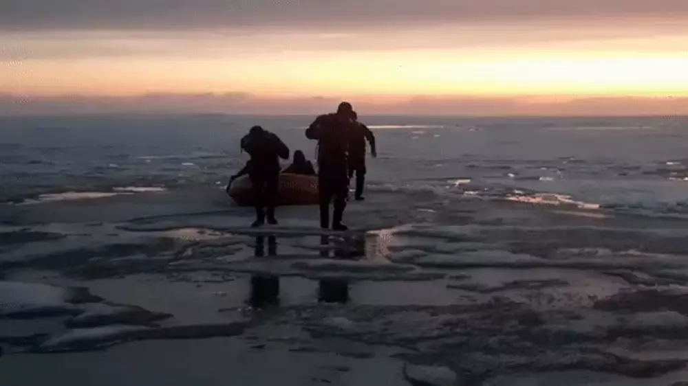 "Лед трещал под ногами": рыбаков спасли с отколовшейся льдины в ВКО