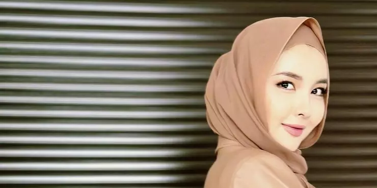 «Қазақ қыздары хиджаб кимеген»: Айдана Меденова имиджіне қатысты сынға жауап берді