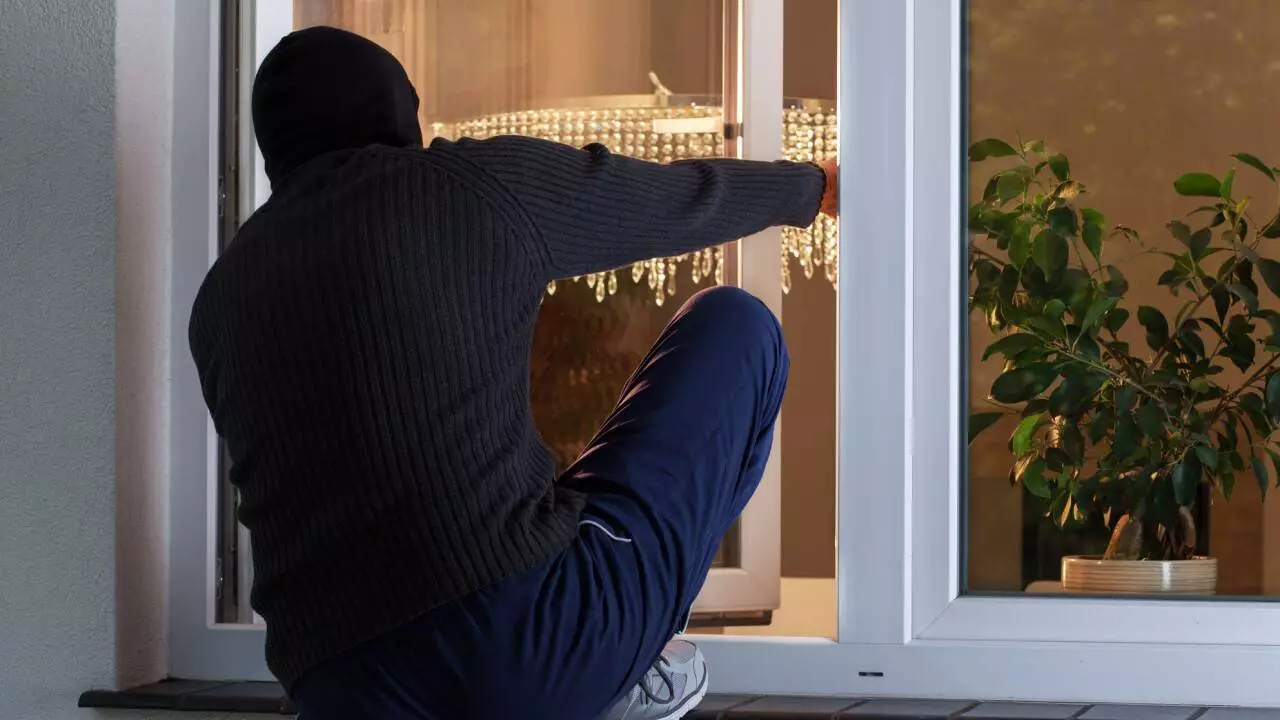 Квартиру на 12-м этаже элитного ЖК обворовали через окно в Алматы