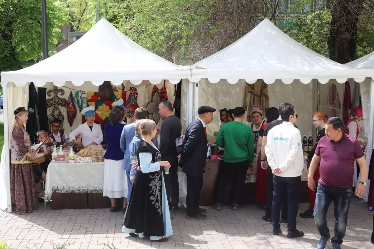 Благотворительная ярмарка ко Дню единства народа Казахстана прошла в Алматы