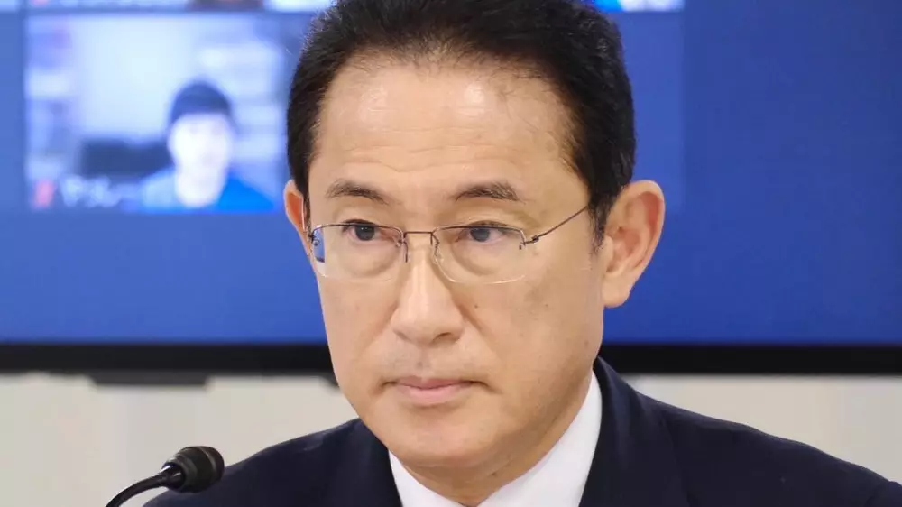 Премьер Японии уволил сына с поста помощника после скандала